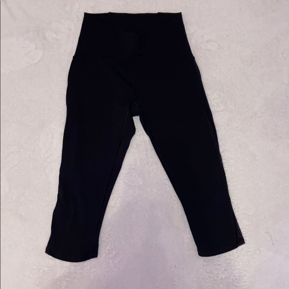 Black mid-calf lululemon leggings.